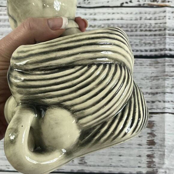 Vintage McCoy Black & Grey Cat With Ball Of Yarn Figurine Vase Planter #3026 - Picture 9 of 13